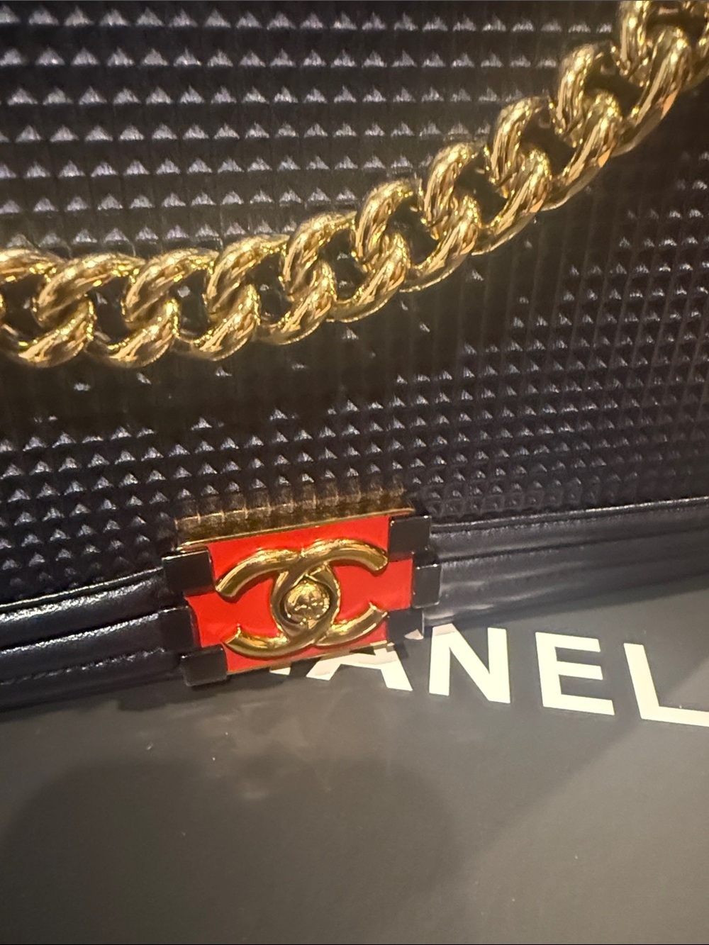 CHANEL Black Leather Shoulder Bag with Gold Chain and Red Accent - Picture 3 of 16